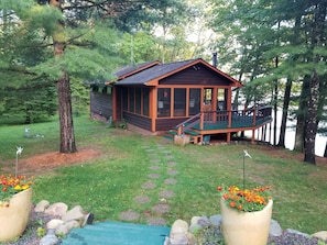 Property grounds - 6 Miles to Downtown Hayward! Full Recreation 500 Acre Lake; Quintessential Cabin (Hayward, Windigo lake)