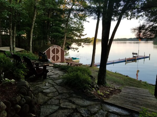 Property grounds - 6 Miles to Downtown Hayward! Full Recreation 500 Acre Lake; Quintessential Cabin (Hayward, Windigo lake)