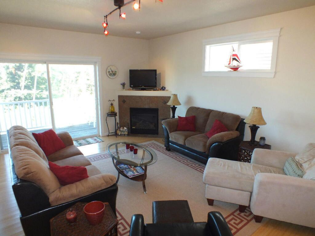  Spacious Comfortable Contemporary Beach Home