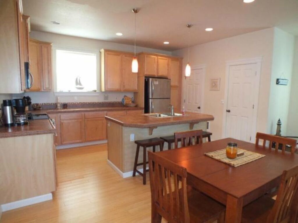  Spacious Comfortable Contemporary Beach Home