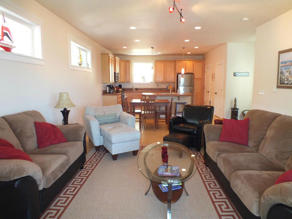  Spacious Comfortable Contemporary Beach Home