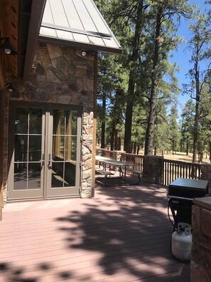 Outdoor dining - GORGEOUS CABIN IN THE PINES (Alpine)