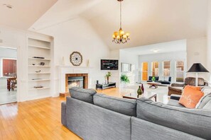 Televisión, chimenea y oficina 