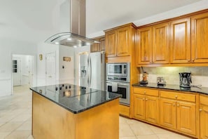 Coffee/tea maker, fridge, microwave, stovetop