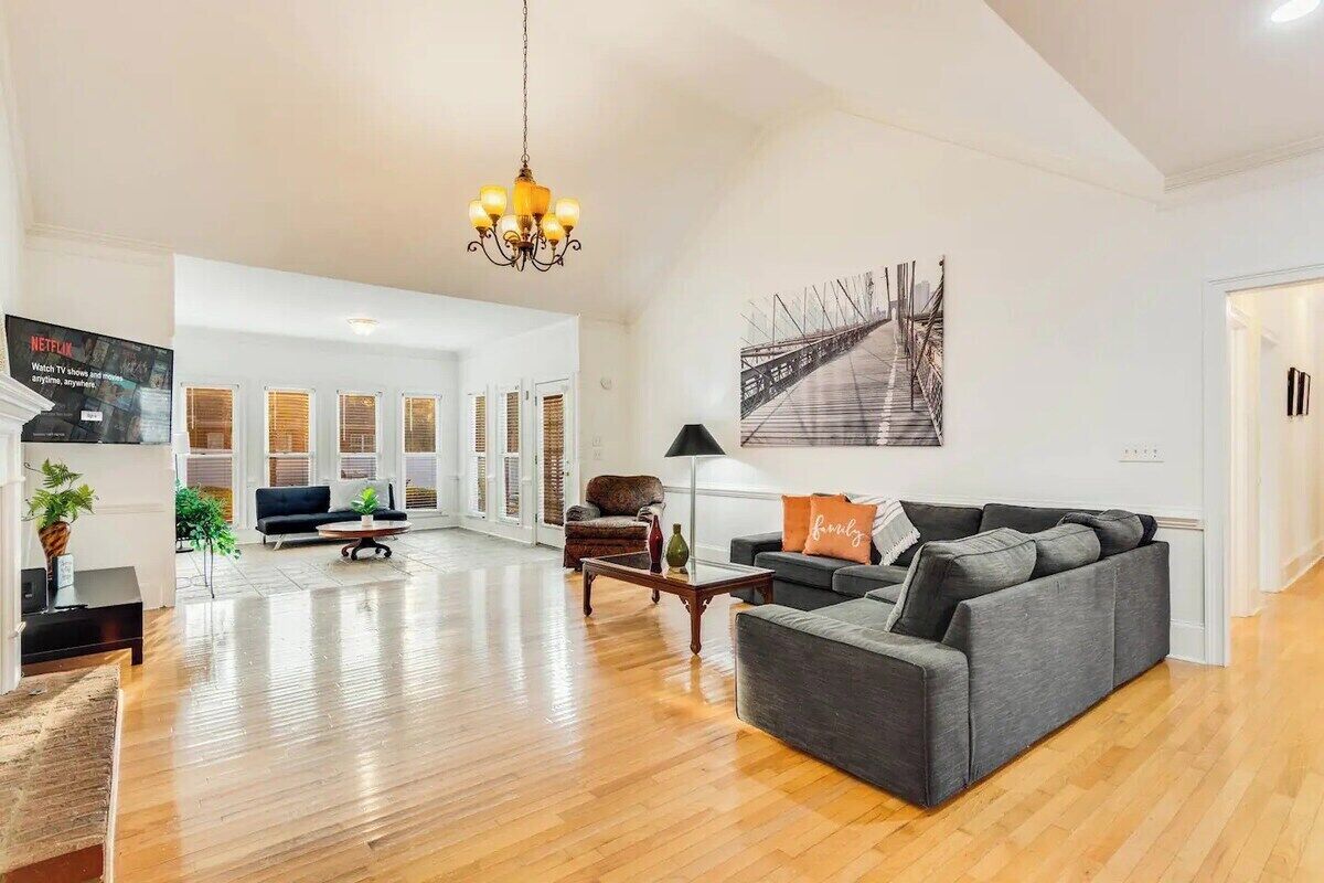 Télévision, cheminée, espaces bureaux