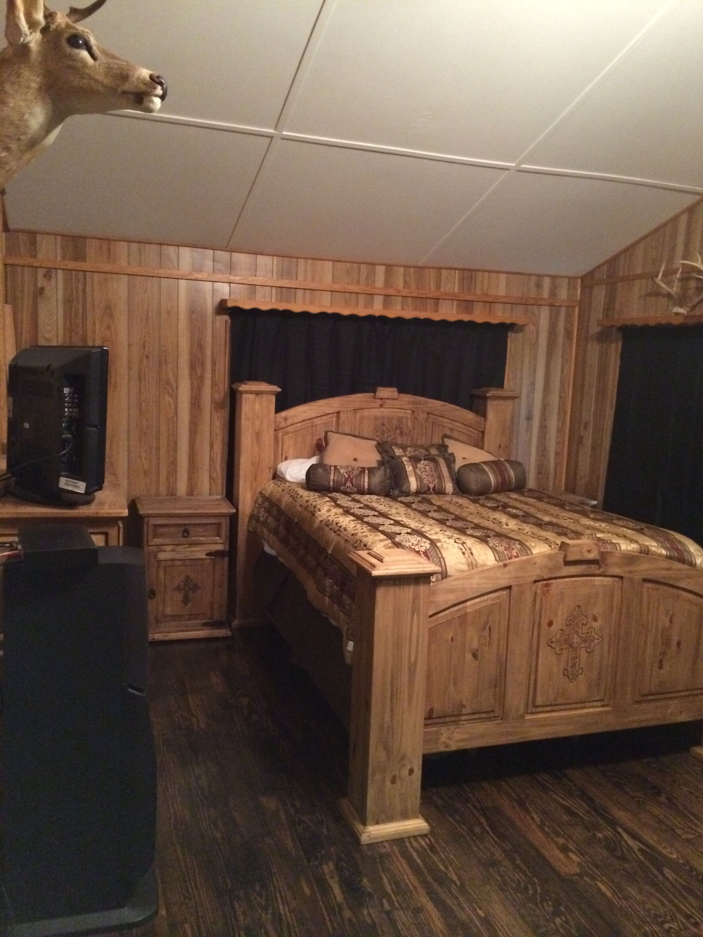 HILLSIDE HIDEAWAY.. a peaceful place to relax and enjoy yourself and family.