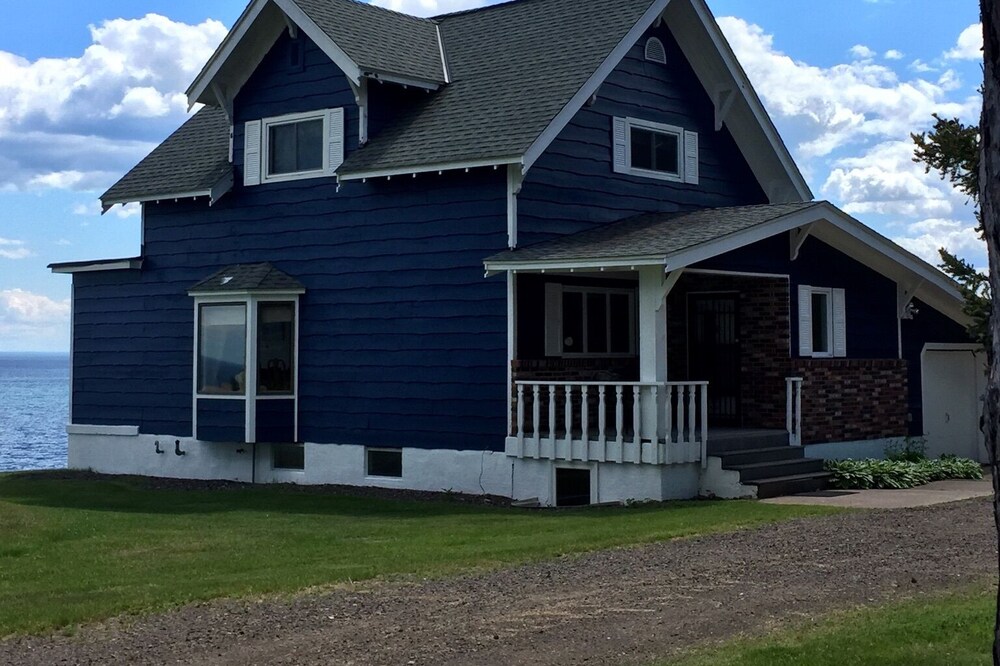 BEACH CLIFF BEAUTY - Fantastic views on Lake Superior and Silver Creek