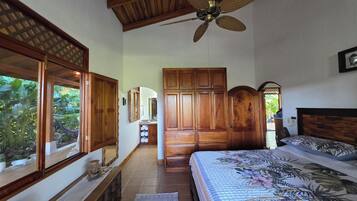 3 quartos, cofres nos quartos, escrivaninha