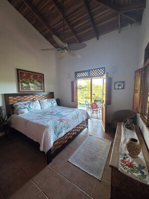 3 habitaciones, caja de seguridad en la habitación y escritorio
