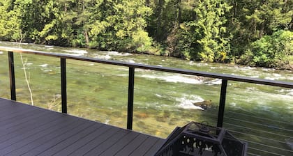 River's Edge Chalet! Watch Eagles, Ski, Kayak, Hike, Shop!