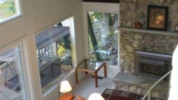 Smart-TV, Kamin, Bücher