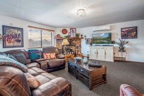 Televisor intel·ligent, llar de foc i llibres 