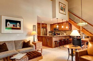 Een smart-tv, een open haard, een dvd-speler en een stereo