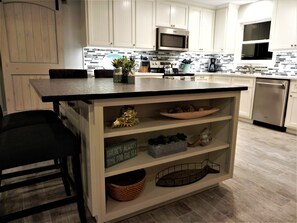 Fridge, microwave, oven, stovetop - BEAUTIFUL BEACHFRONT PROPERTY!
BOOK YOUR RELAXING GETAWAY AT PALMETTO DUNES!  
 (Gulf Shores)