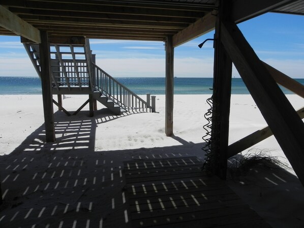 On the beach - BEAUTIFUL BEACHFRONT PROPERTY!
BOOK YOUR RELAXING GETAWAY AT PALMETTO DUNES!  
 (Gulf Shores)