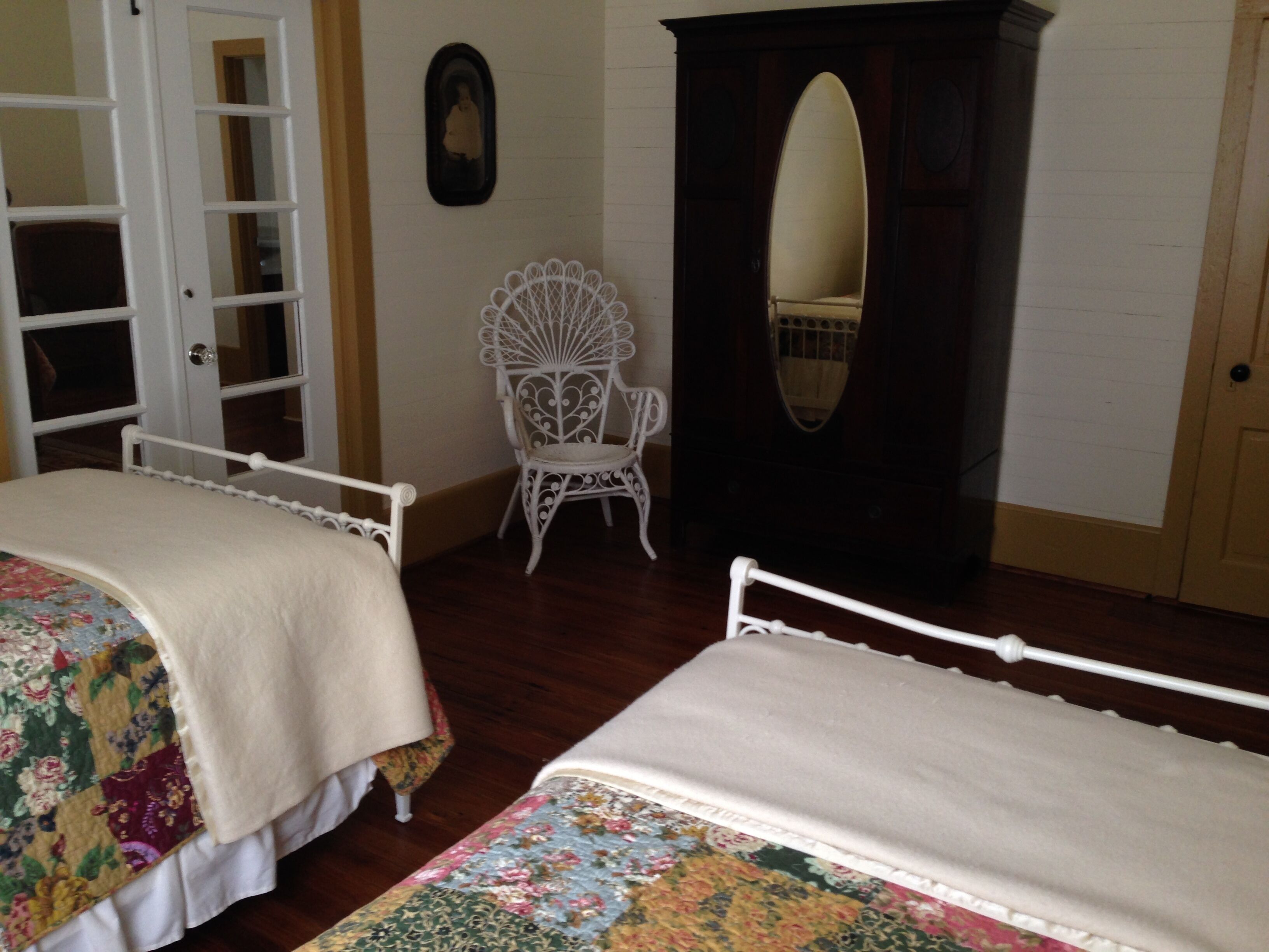 Antique 1890 Farm House - New Ulm - great for Antique Week, The Vine, or Getaway