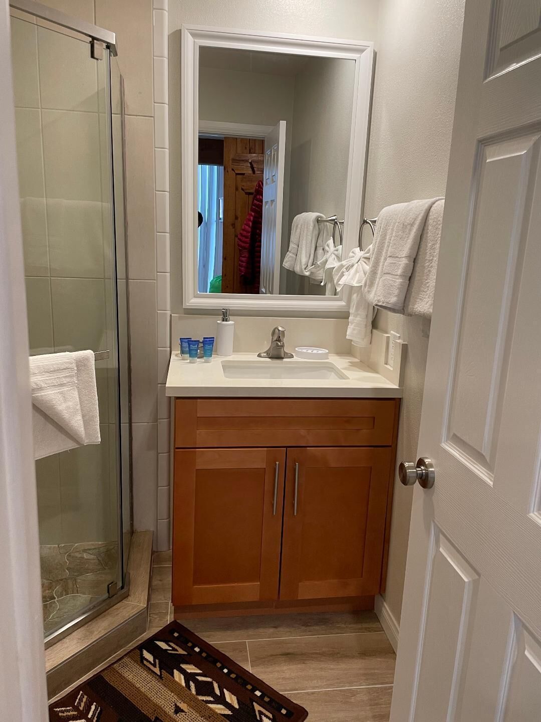 Fully Remodel,2 Bed (1bed + Loft)Sleeps 7 Steps from Shuttle to Mammoth Mountain