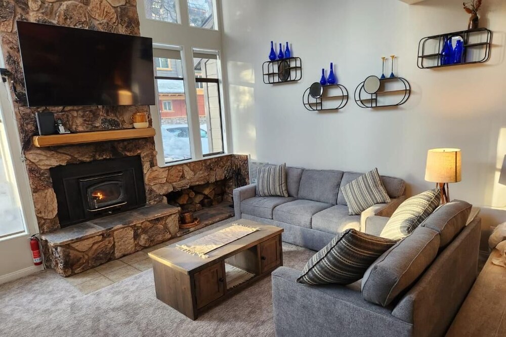 Fully Remodel,2 Bed (1bed + Loft)Sleeps 7 Steps from Shuttle to Mammoth Mountain