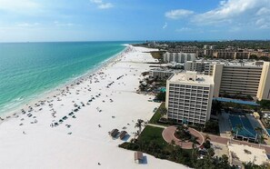 On the beach, sun loungers, beach towels - Siesta Key For Me @ The Palm Bay Club (Siesta Key)