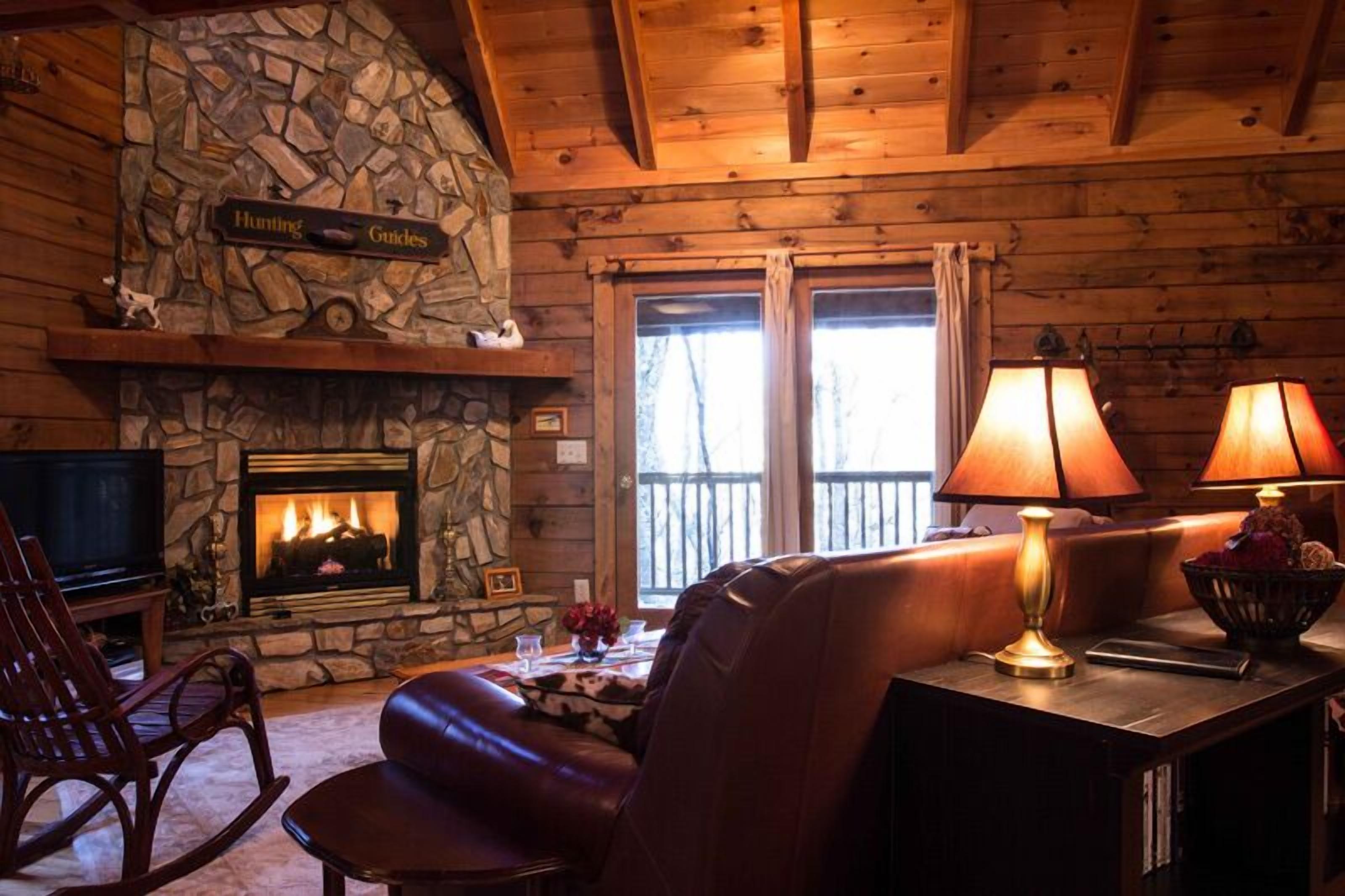 Secluded Property - Waterfall, Pond & Professional Deco