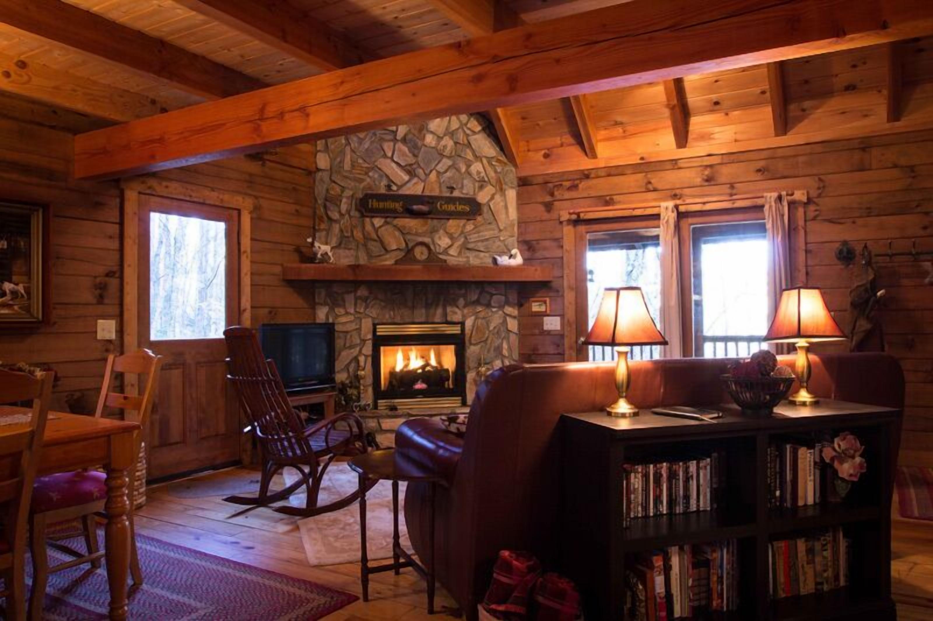 Secluded Property - Waterfall, Pond & Professional Deco