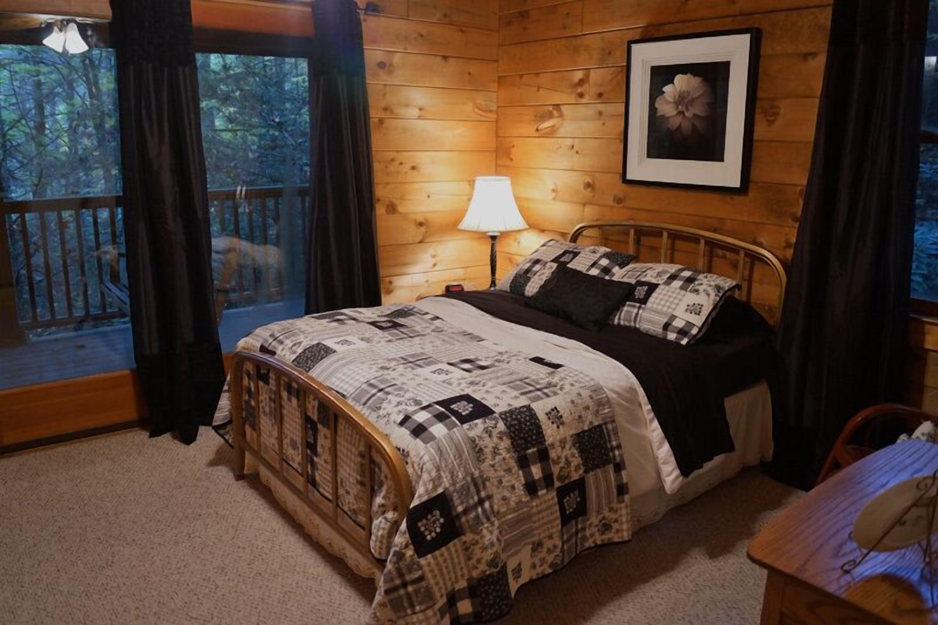 Secluded Property - Waterfall, Pond & Professional Deco