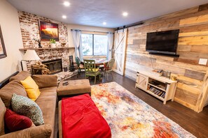 Fernseher, Kamin, DVD-Player, Tischtennisplatte
