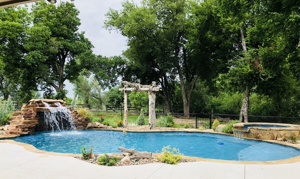 Piscina a l'aire lliure i piscina climatitzada