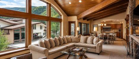 Smart TV y chimenea