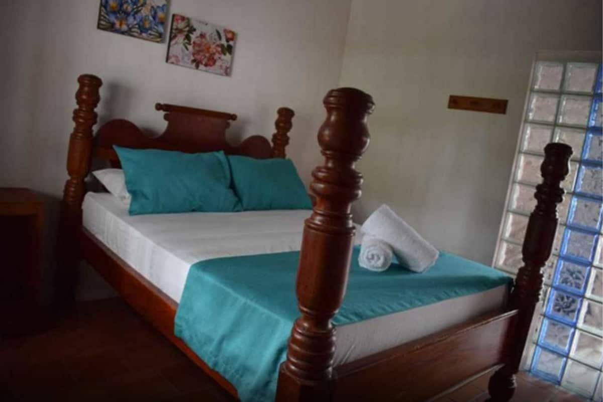 Iron/ironing board, free WiFi, bed sheets, wheelchair access