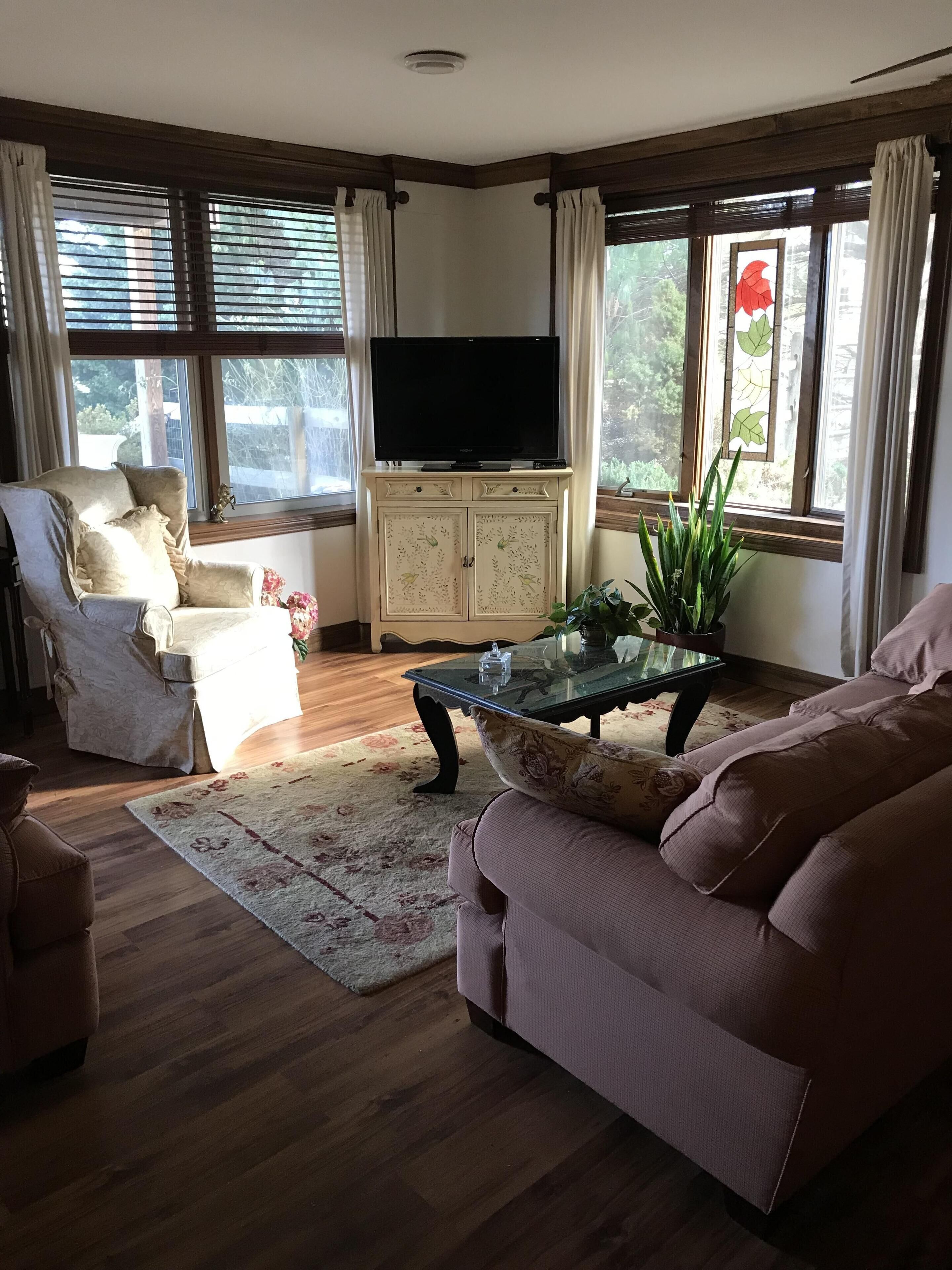 Asheville's Rural Masterpiece, Private, Mountain Views Yet Minutes Asheville