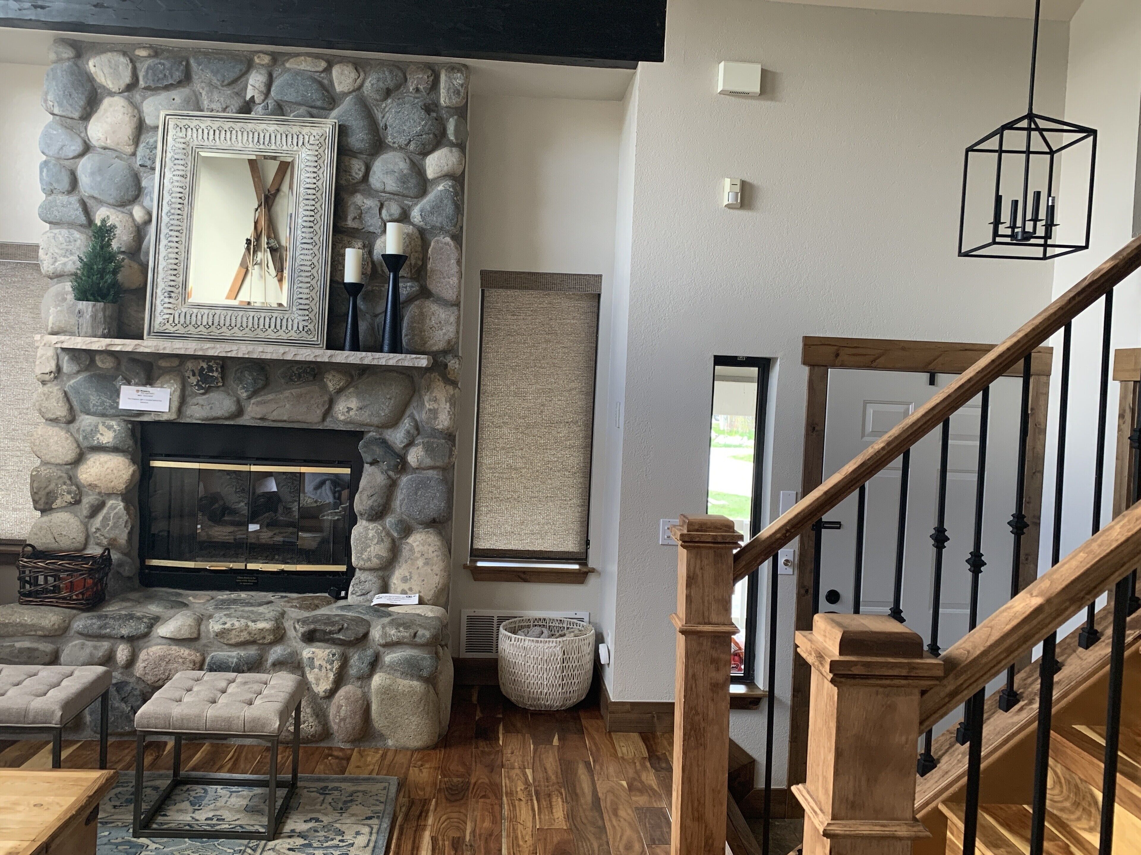 Gorgeous fireplace to warm up after a cold day skiing! 