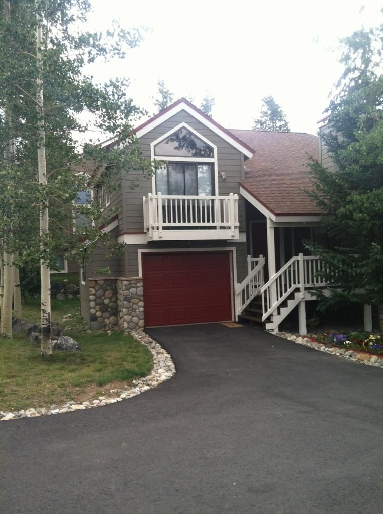 Parking for 3 cars with 1 car garage! 