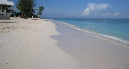 George Town Villas - Beautiful Beachfront Condo