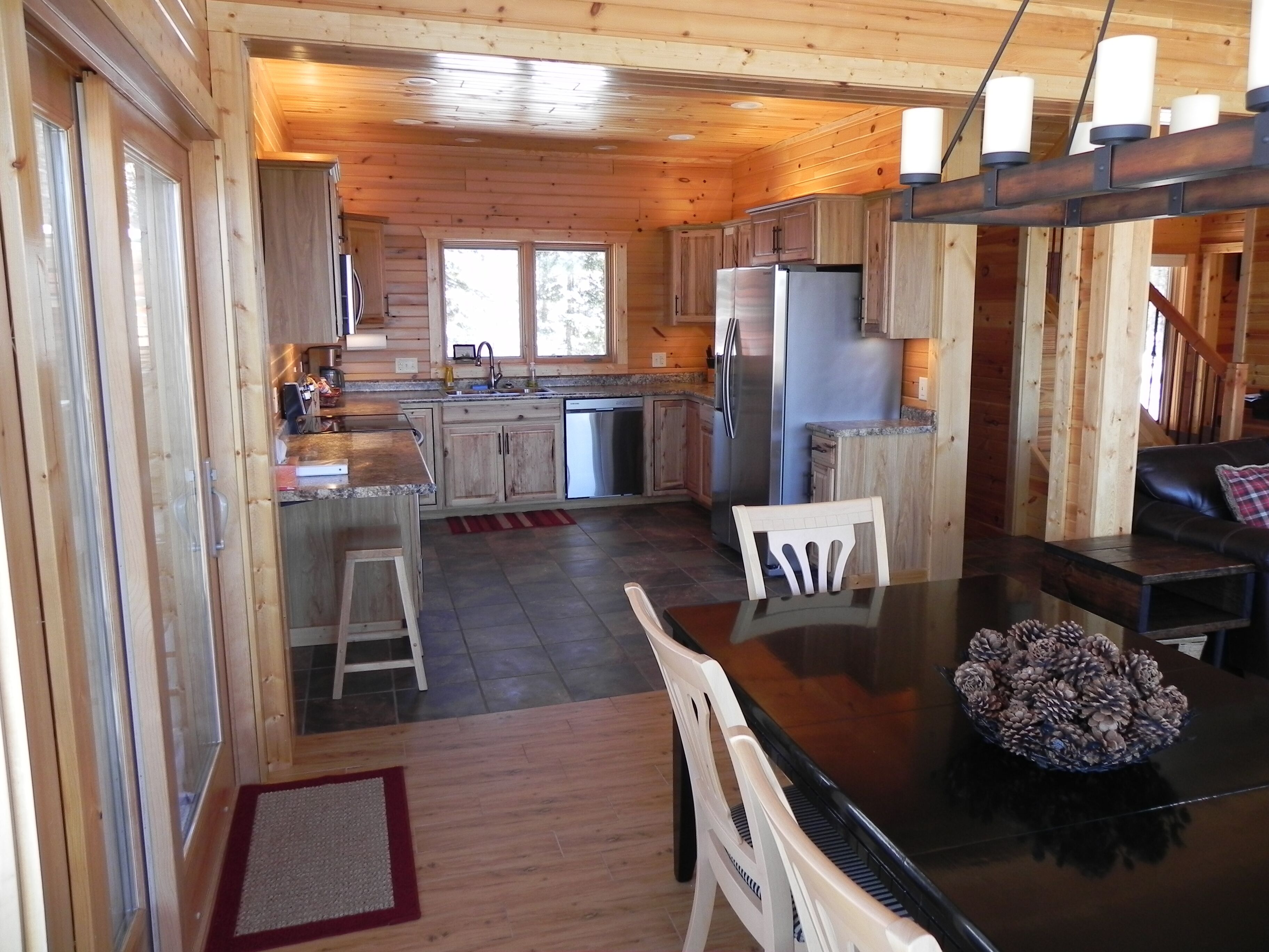 Northern Comfort Overlooking Caribou Lake- Spacious and Secluded