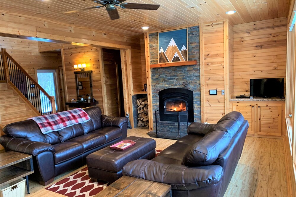 Northern Comfort Overlooking Caribou Lake- Spacious and Secluded