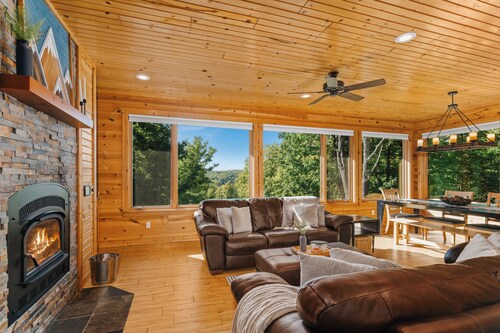Northern Comfort Overlooking Caribou Lake- Spacious and Secluded