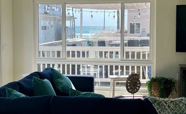 Smart TV, fireplace, DVD player, books - Mermaid's Hideaway! Just steps to the ocean! (San Diego)