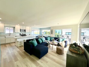 Smart TV, fireplace, DVD player, books - Mermaid's Hideaway! Just steps to the ocean! (San Diego)