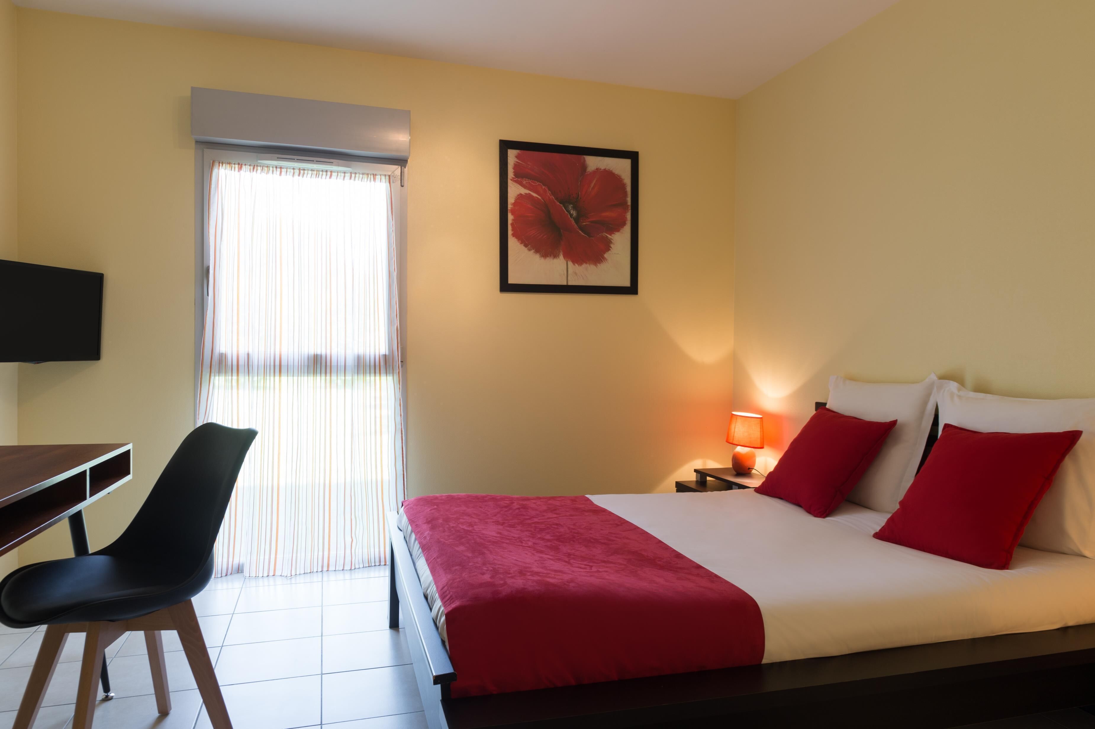 بديكورات فريدة لكل غرفة وطراز فريد لكل وحدة ومكتب وتجهيزات عازلة للصوت