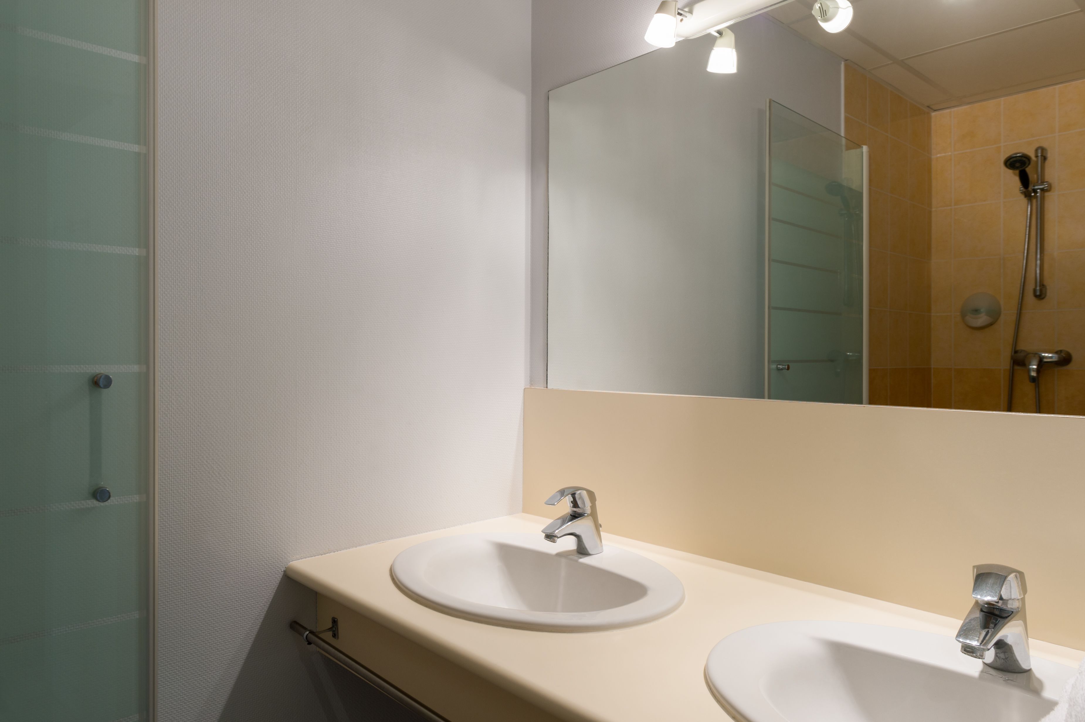 comfort twin room | bathroom sink