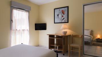 Chambre Double Confort | Minibar, décoration personnalisée, ameublement personnalisé, bureau