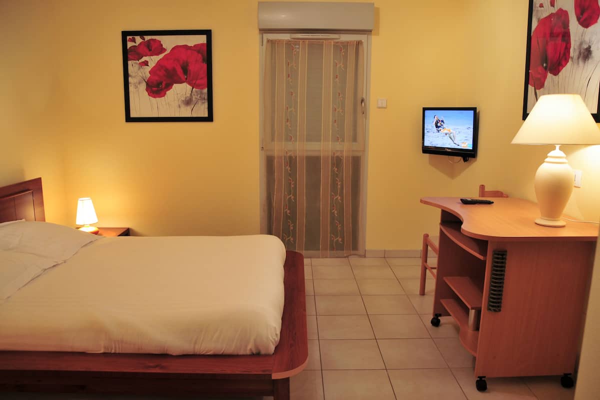 comfort double room | individually decorated, individually furnished, desk, soundproofing