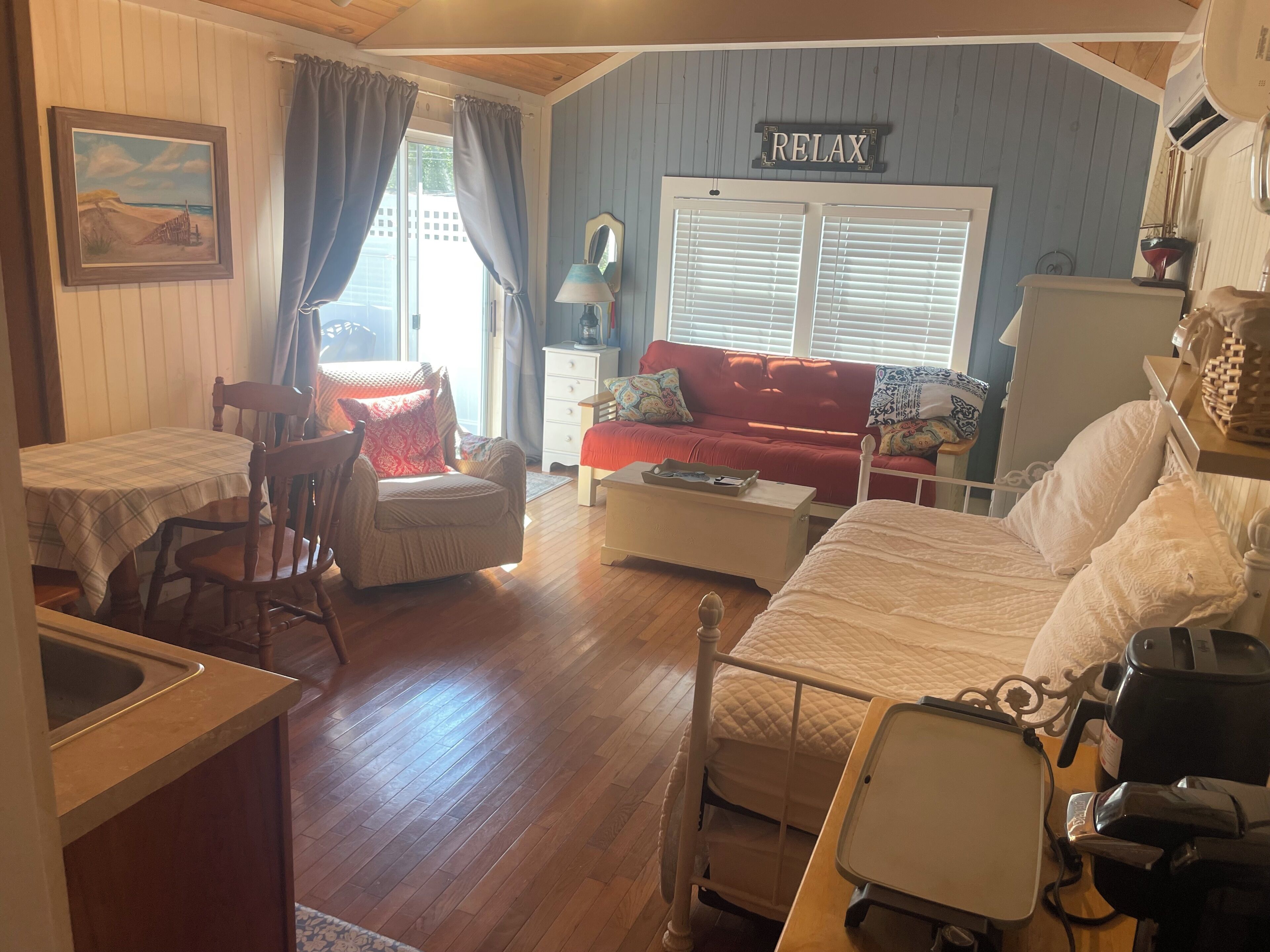 Great Location, Beach 4 Minutes Walk, Large Patio And Parking For One Vehicle. - 데니스