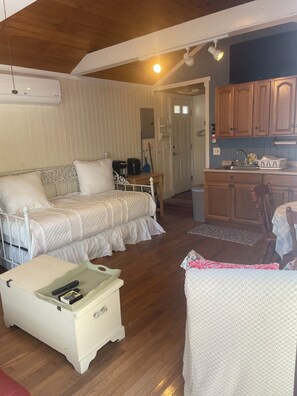 1 bedroom, iron/ironing board, free WiFi - Great Location, Beach 4 minutes walk, Large Patio and Parking for one vehicle. (Dennis)