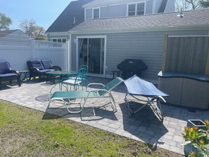 Outdoor dining - Great Location, Beach 4 minutes walk, Large Patio and Parking for one vehicle. (Dennis)