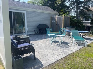 Outdoor dining - Great Location, Beach 4 minutes walk, Large Patio and Parking for one vehicle. (Dennis)