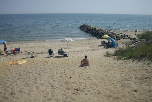 Great Location, Beach 4 minutes walk, Large Patio and Parking for one vehicle.