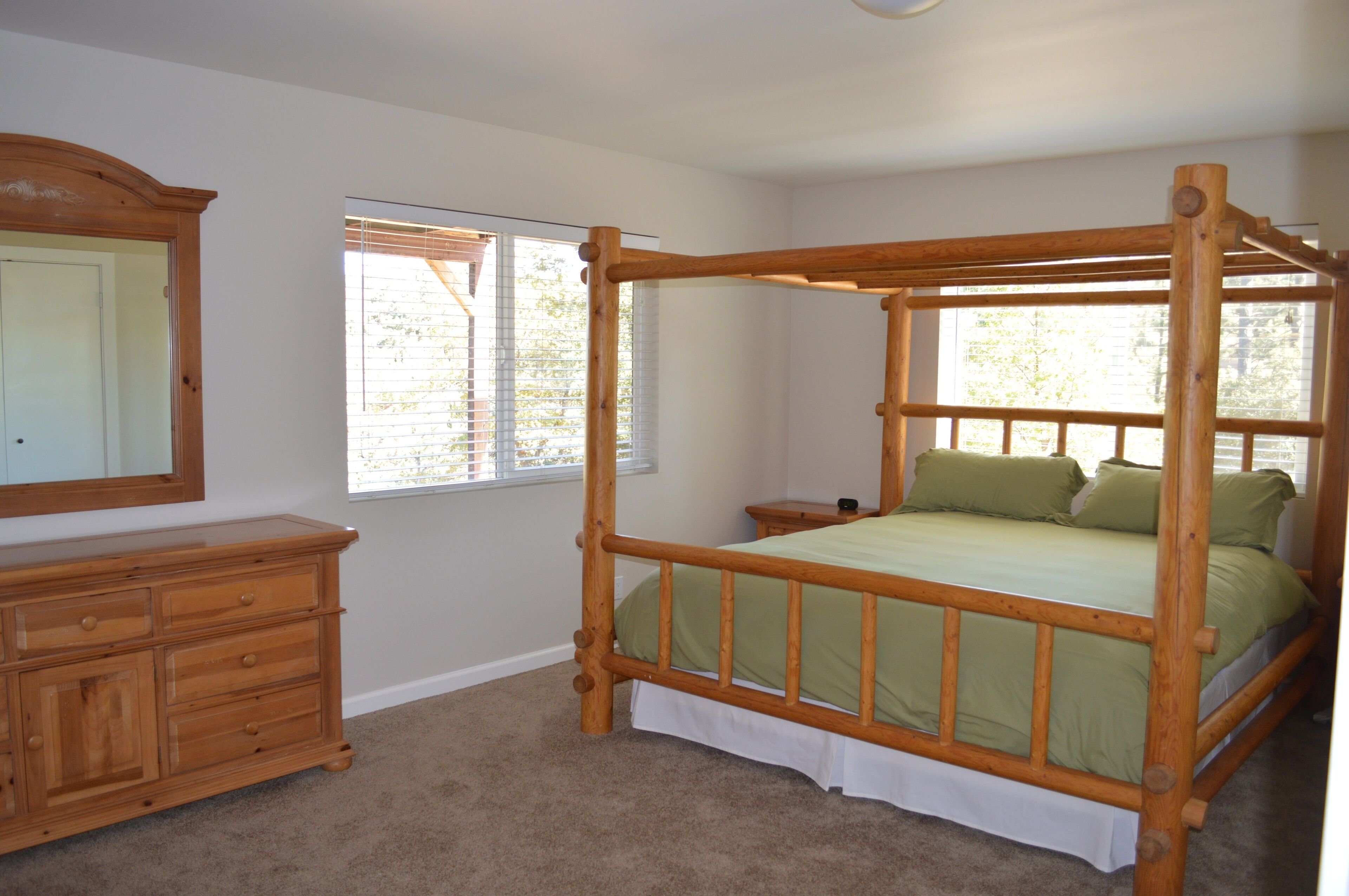 Secluded 3 acre mountain retreat, 1.3 miles from town, Sleeps 6