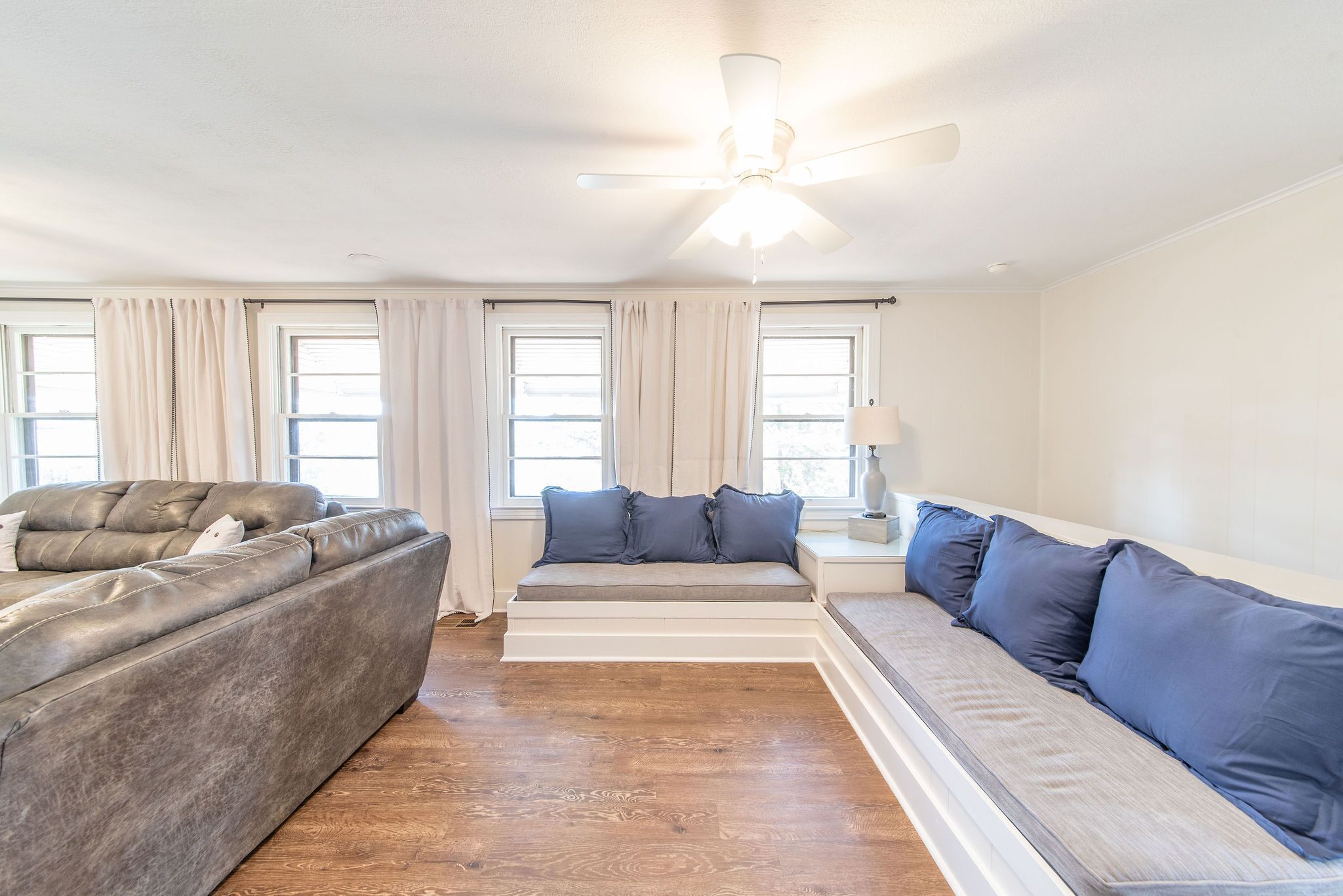  Beautiful waterfront lake house with boat slip & sunset views